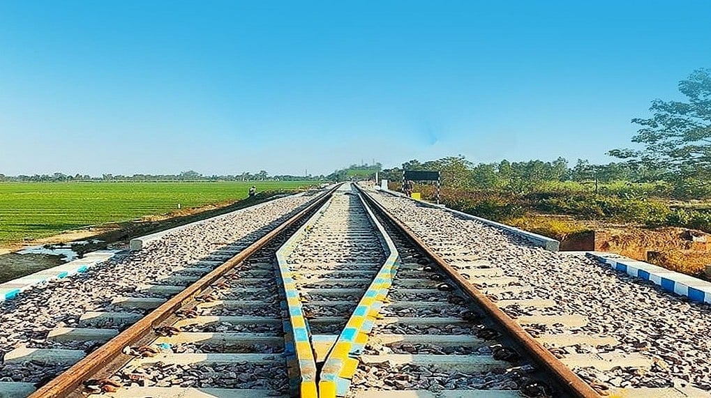 X@WesternRly
 : On Tuesday, August 27, Western Railways said a block of five hours from midnight till 5 am will be taken between Goregaon and Andheri stations.

